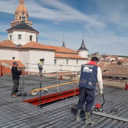 Trabajadores haciendo trabajos de cubierta de casa