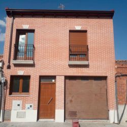 Casa de dos plantas de ladrillo y nueva construcción