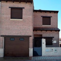 Vivienda de dos plantas de ladrillo y nueva construcción