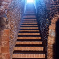 Escaleras de una bodega subterránea